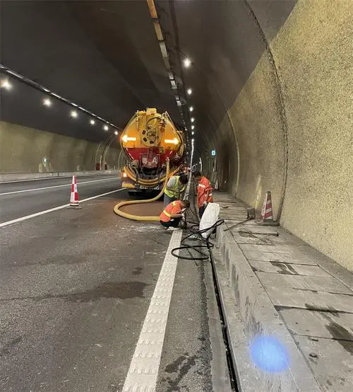 嘉兴隧道排水渠清淤